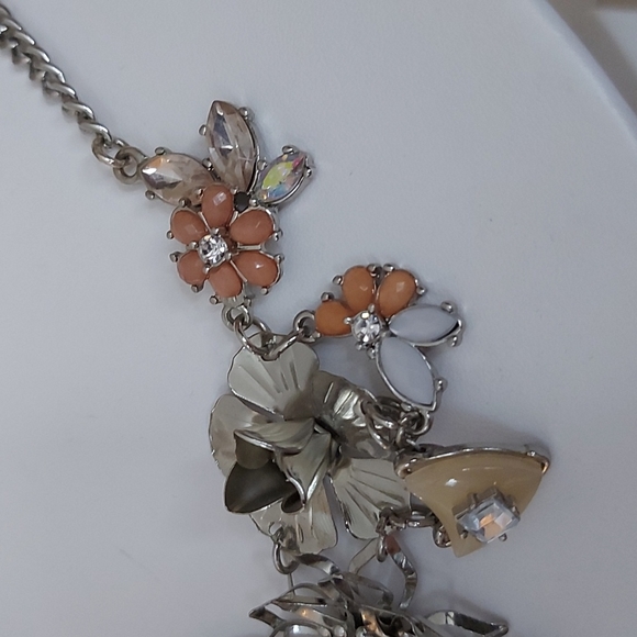 Gorgeous Floral Statement Necklace - Picture 4 of 5